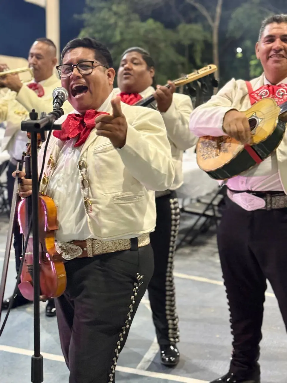 Vocalista de Mariachi Playense cantando en vivo