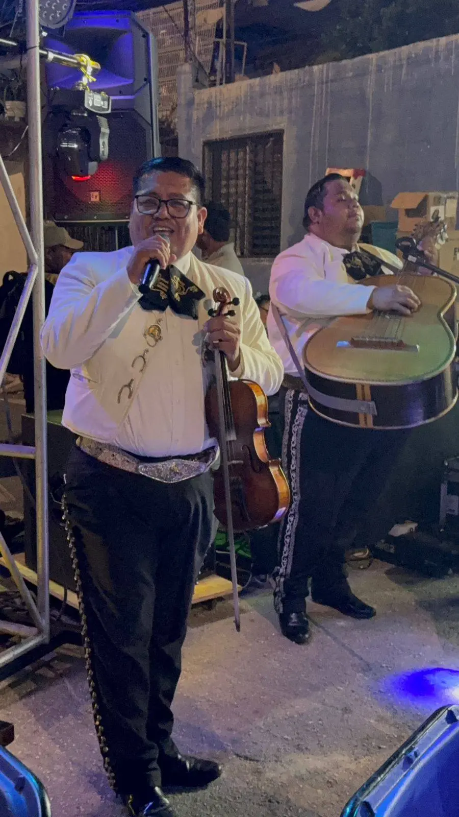 Cantante de Mariachi Playense en una serenata al aire libre