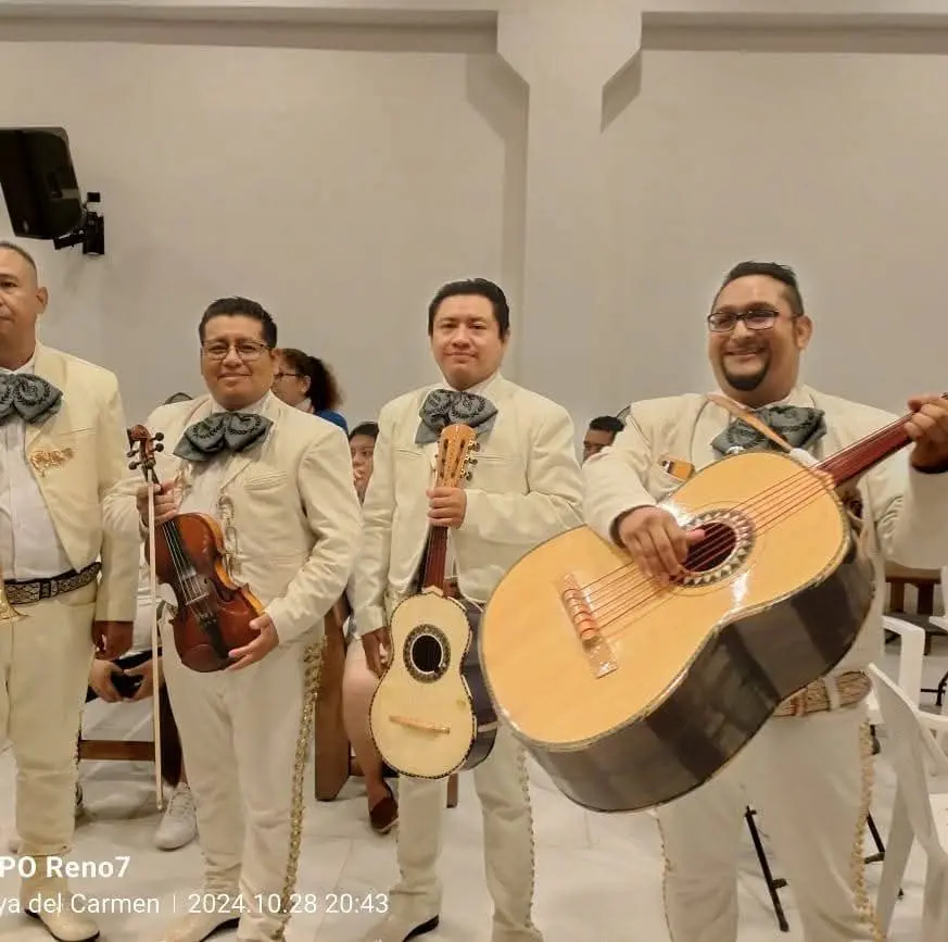 Mariachi Playense de traje blanco antes de una boda religiosa