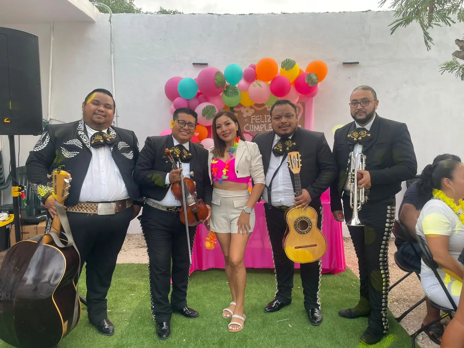 Mariachi Playense en un cumpleaños con decoración de globos en jardín