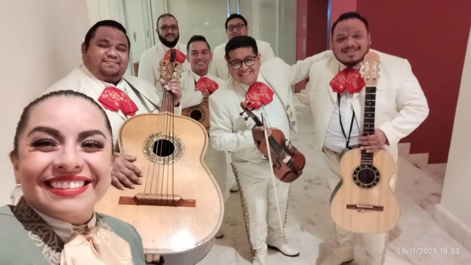 Mariachi Playense con traje color crema posando en terraza