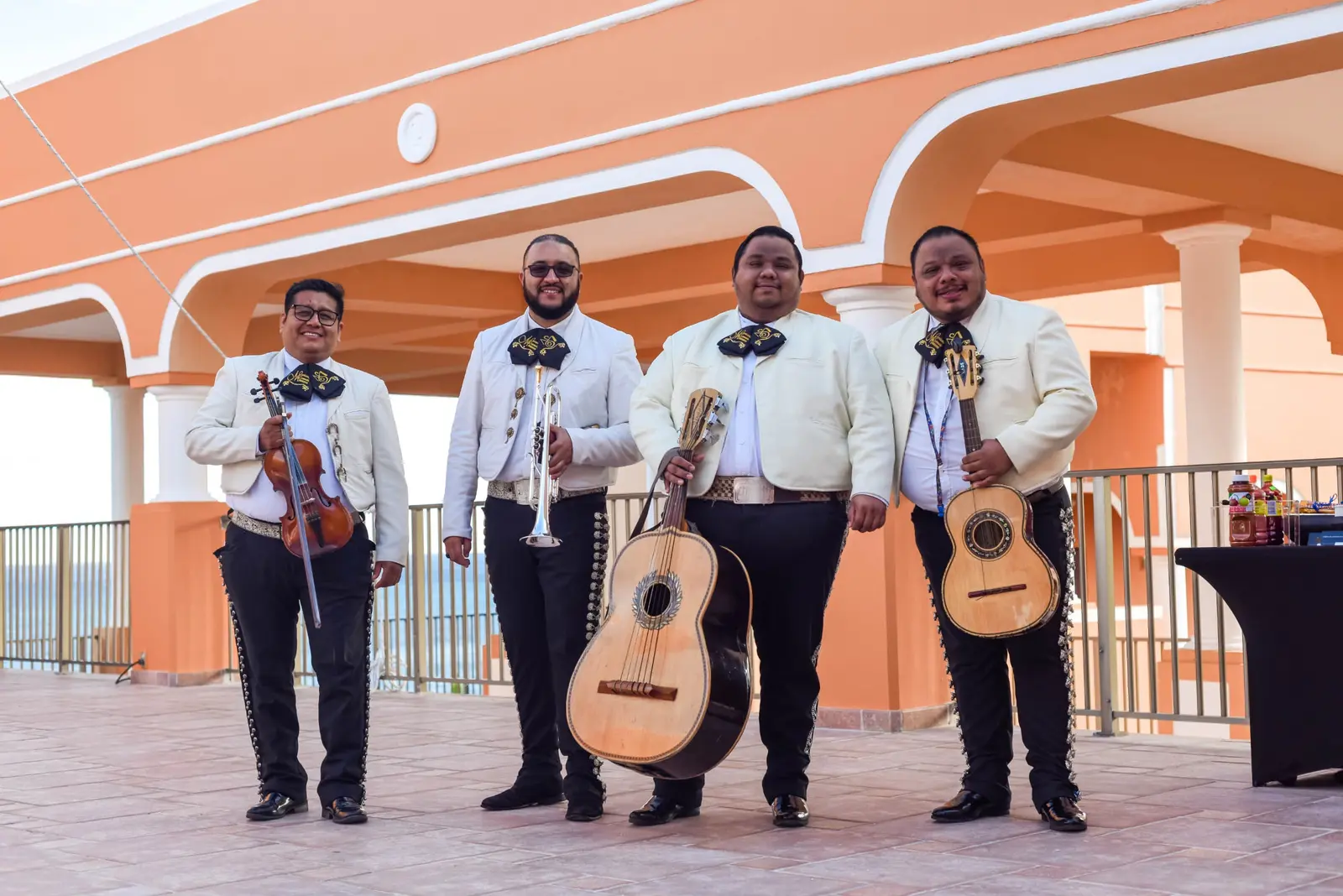 Mariachi Playense en terraza de hotel frente al mar en la Riviera Maya